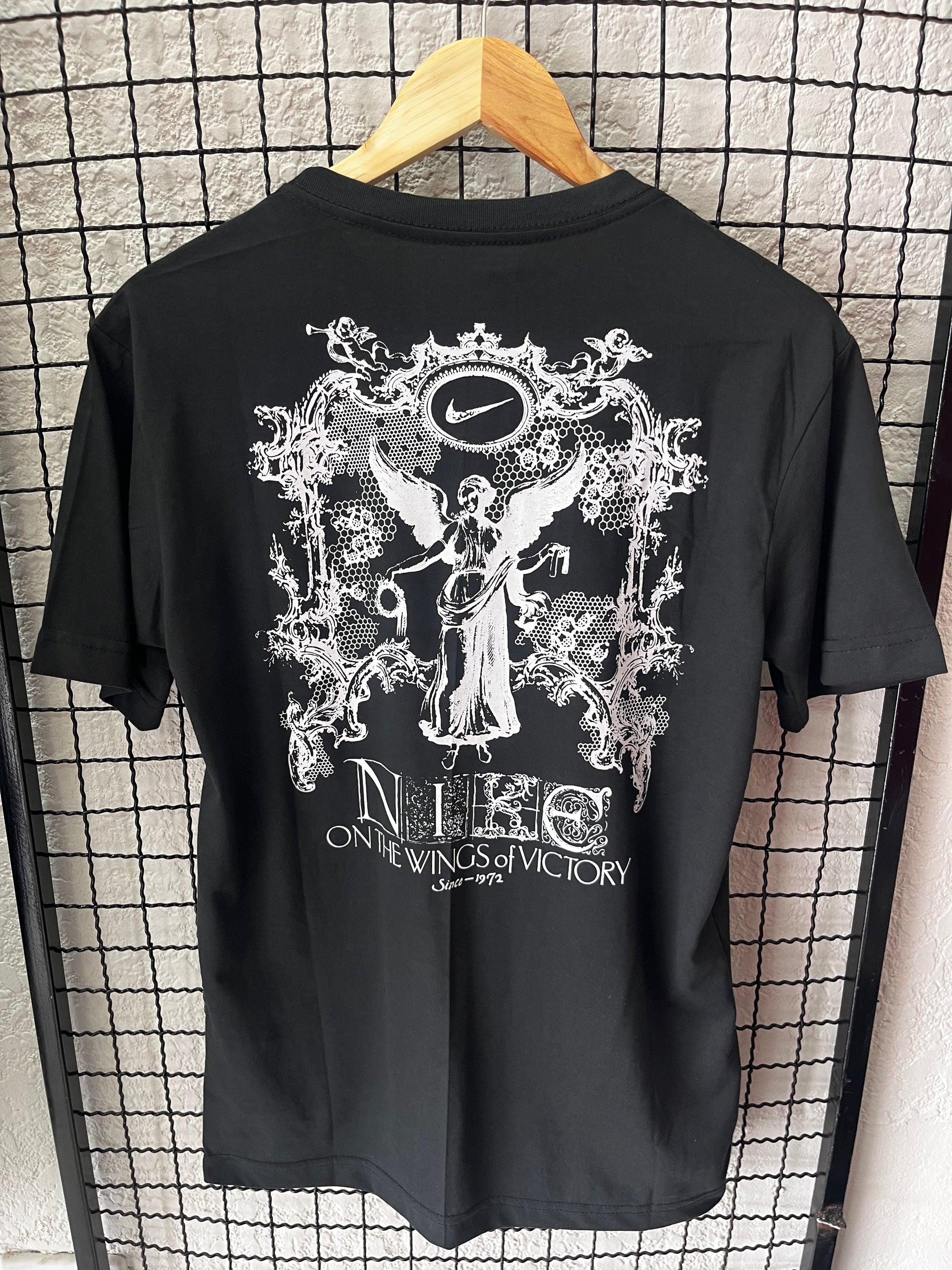 CAMISETA NK ON THE WINGS