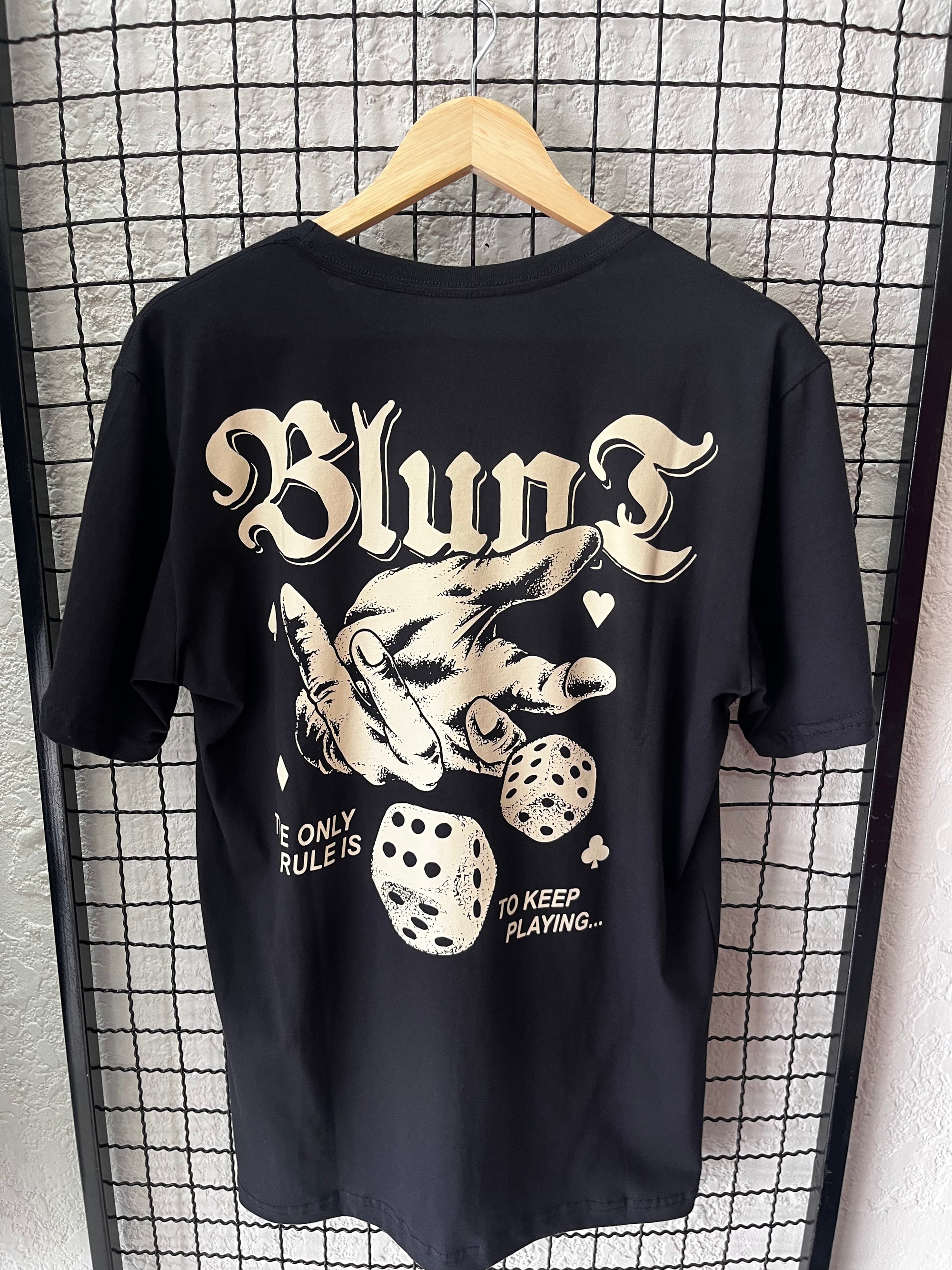 CAMISETA BLUNT - PRETA