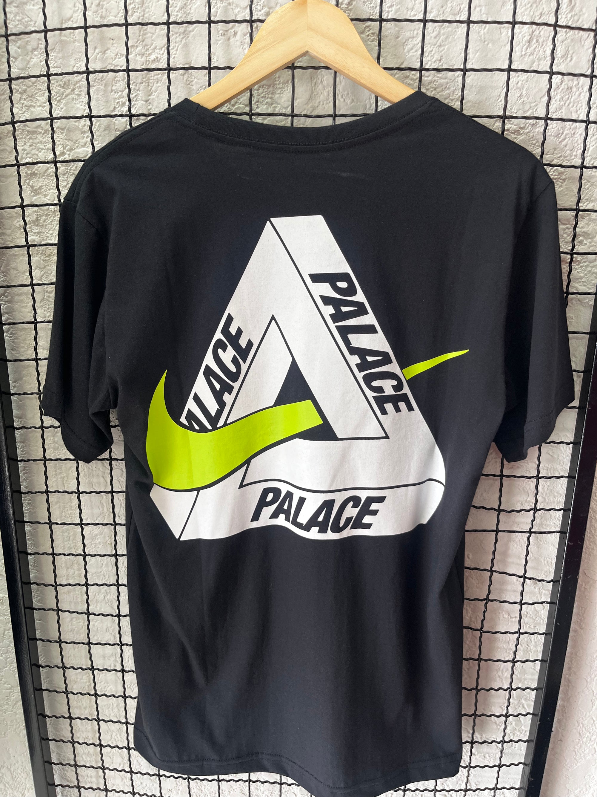 CAMISETA PALACE - PRETA