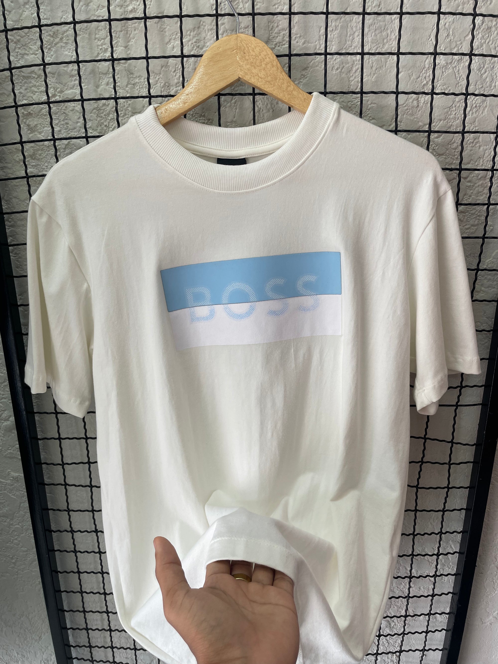 CAMISETA HUGO BOSS - OFF WHITE