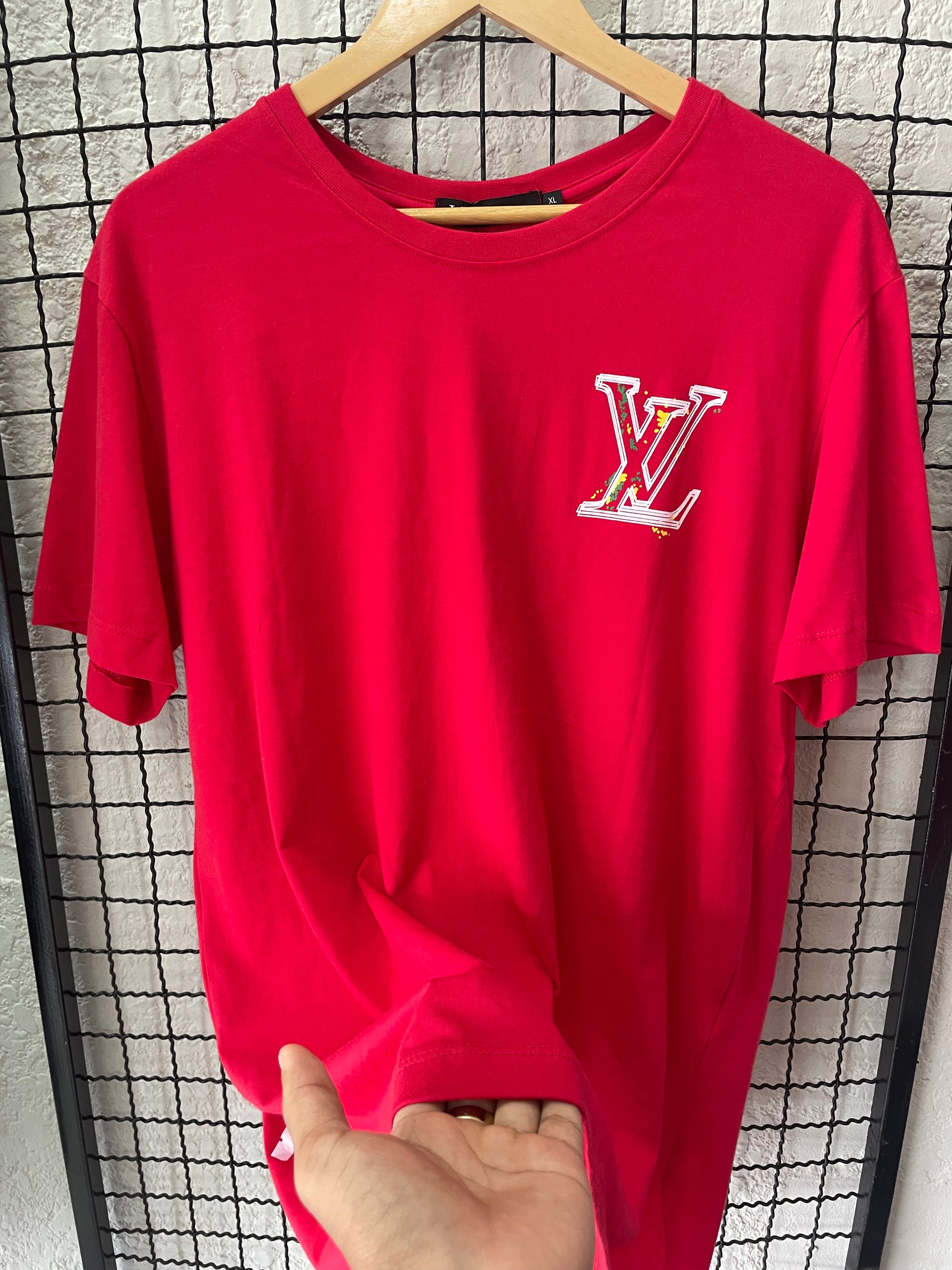 CAMISETA LV - VERMELHA