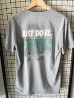 CAMISETA NK JUST DO IT. - CINZA