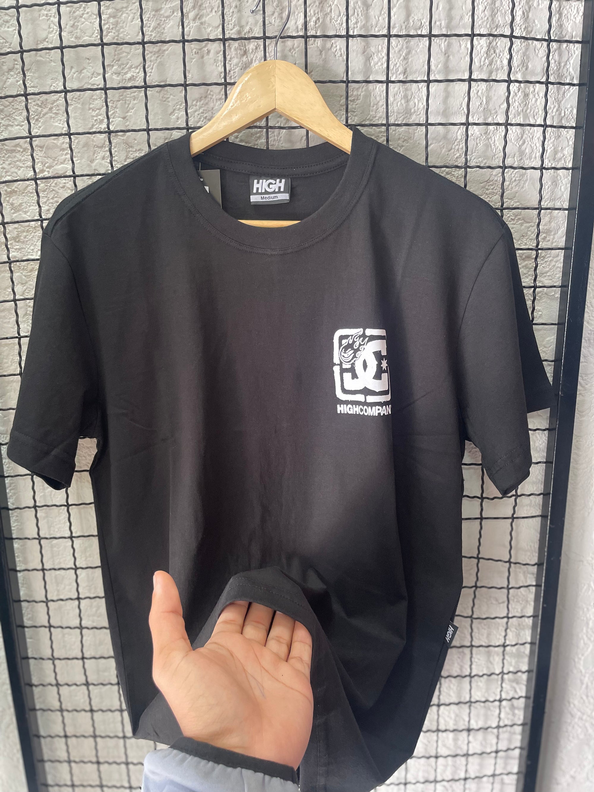 CAMISETA DC HIGH COMPANY - PRETA