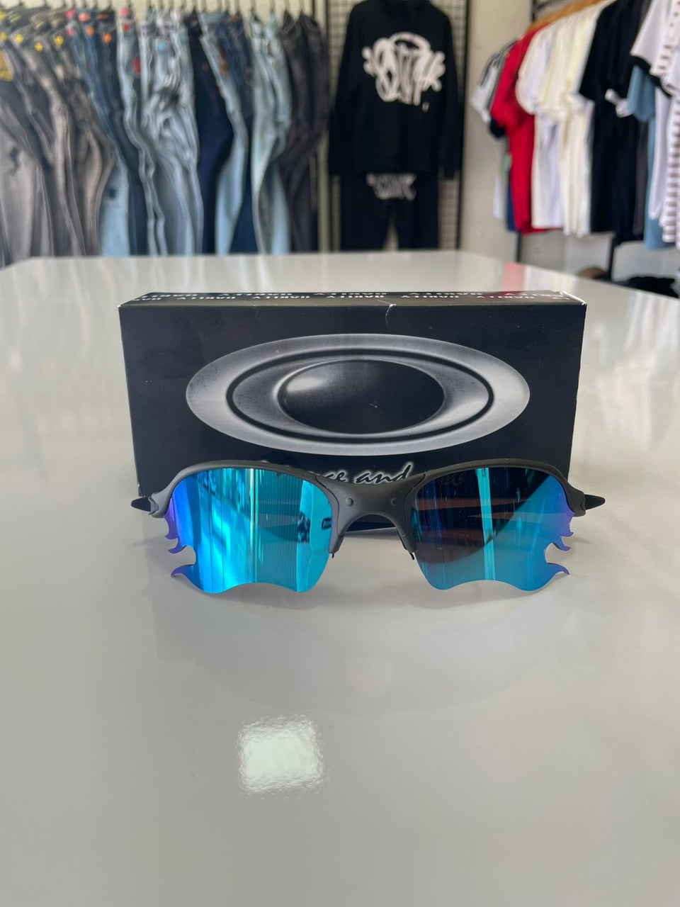 Óculos Oakley Esportivo Lente Blue Mirror – Design Performance