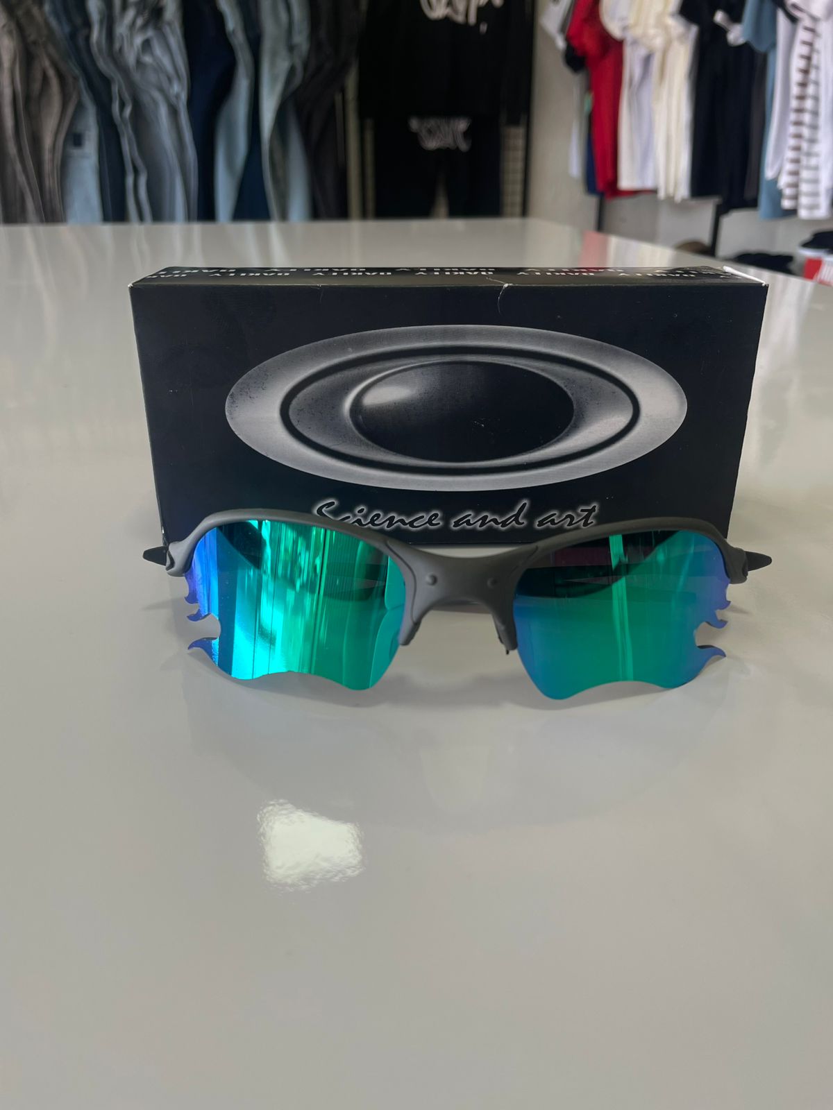 Óculos Oakley Esportivo Lente Green Mirror – Design Performance
